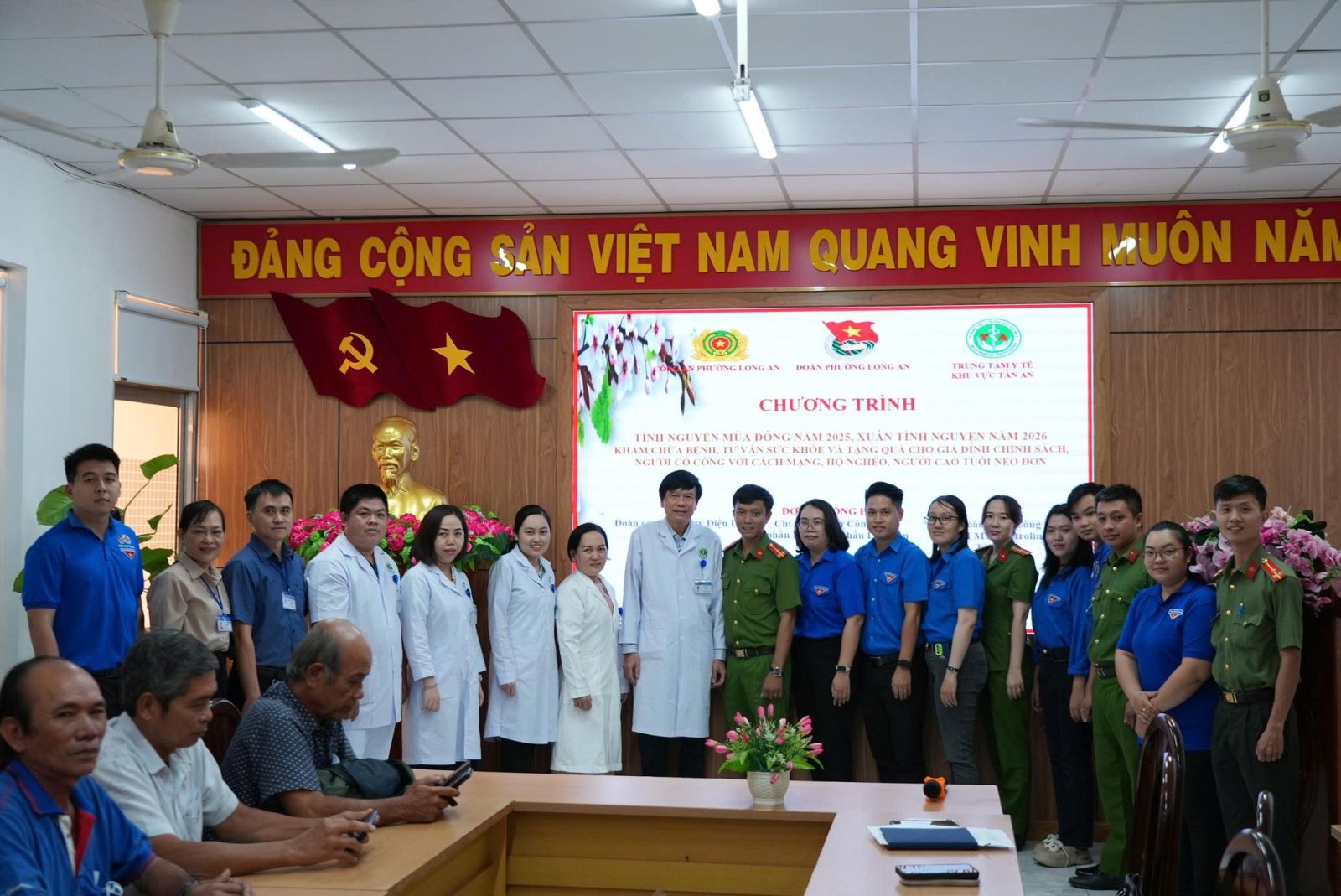 Tổ chức khám bệnh, tặng quà cho gia đình chính sách và hộ nghèo