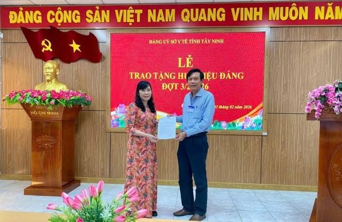 CHI BỘ TTYTKV TÂN AN TRAO HUY HIỆU 30 NĂM TUỔI ĐẢNG CHO ĐỒNG CHÍ LƯƠNG THỊ TUYẾT VÂN
