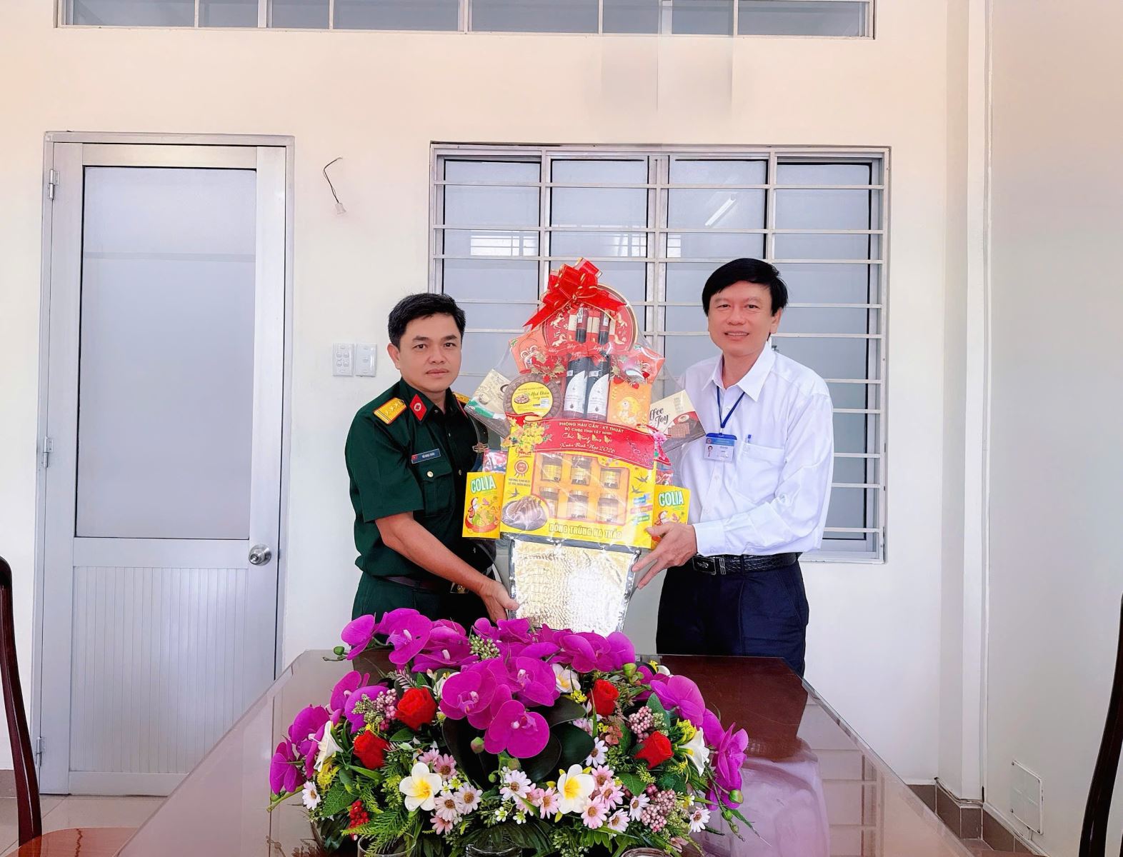 BAN QUÂN Y- BỘ CHỈ HUY QUÂN SỰ TỈNH TÂY NINH ĐẾN THĂM, CHÚC TẾT TRUNG TÂM Y TẾ KHU VỰC TÂN AN